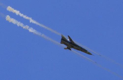 7月21日,俄方空軍蘇-24殲擊轟炸機(jī)對(duì)地面目標(biāo)進(jìn)行火力打擊。新華社記者 查春明 攝