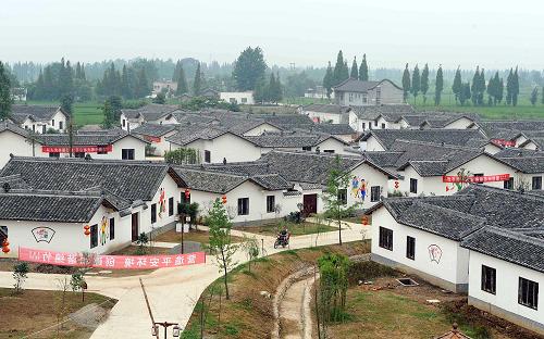 經(jīng)過(guò)統(tǒng)一規(guī)劃建成的綿竹市孝德鎮(zhèn)大乘村農(nóng)舍(7月21日攝)。 截止到2009年上半年,四川地震災(zāi)區(qū)農(nóng)村永久性住房126.3萬(wàn)戶(hù)全部開(kāi)工,迄今已經(jīng)建成112.49萬(wàn)戶(hù)。新華社記者陳?ài)茢z