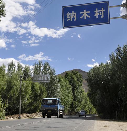 7月20日,一輛貨車在拉薩市納木村旁的公路上行駛。 近年來(lái),國(guó)家加大了對(duì)西藏鄉(xiāng)村公路的投資力度,鄉(xiāng)村公路建設(shè)步伐開(kāi)始加快。據(jù)西藏自治區(qū)統(tǒng)計(jì)局日前發(fā)布的第二次農(nóng)業(yè)普查結(jié)果顯示,西藏鄉(xiāng)村公路建設(shè)近年來(lái)取得了長(zhǎng)足發(fā)展,64.5%的行政村和53.3%的自然村已經(jīng)通了公路。截至去年年底,西藏自治區(qū)公路通車總里程達(dá)51314公里,全區(qū)95%的鄉(xiāng)鎮(zhèn)和76%的建制村通公路,61%的縣通油路。 新華社記者 拉巴次仁 攝