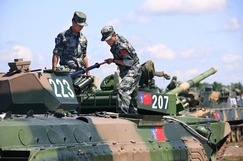 7月22日,參加演習的中方裝甲兵在認真擦拭戰(zhàn)車炮管。當日,“和平使命-2009”中俄聯(lián)合反恐軍事演習正式拉開序幕,進入戰(zhàn)略磋商階段。記者在沈陽軍區(qū)洮南戰(zhàn)術合同訓練基地裝備野戰(zhàn)車場看到,中方參演部隊裝甲兵頂著炎炎烈日,認真保養(yǎng)裝甲車輛,清洗戰(zhàn)車泥塵,為即將展開的實兵演習做好充分準備。 新華社記者 查春明攝