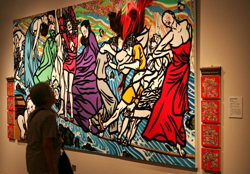 7月23日,一名觀眾在北京中國美術(shù)館舉行的海峽兩岸當(dāng)代藝術(shù)展上觀看繪畫作品。新華社發(fā)(趙冰 攝)