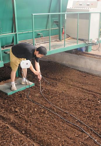 8月1日,技術(shù)人員在污泥生物堆肥池中安裝檢測(cè)儀器。新華社記者楊世堯攝