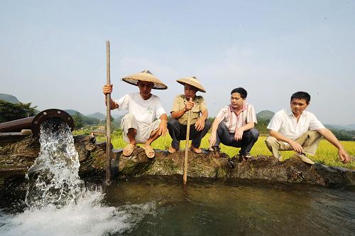 8月29日,湖南湘西鳳凰縣千工坪鄉(xiāng)組織村民挖渠引水灌溉農(nóng)作物。新華社記者 龍弘濤 攝