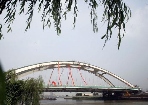 8月28日拍攝的世博會(huì)“貴賓橋”川楊河大橋。當(dāng)日,經(jīng)過上海建工基礎(chǔ)公司建設(shè)者4個(gè)多月的連續(xù)奮戰(zhàn),位于上海浦東川楊河上的川楊河大橋正式合龍。川楊河大橋是世博會(huì)的重要配套工程,大橋建成后,貴賓車輛可從兩個(gè)機(jī)場(chǎng)通過中環(huán)線進(jìn)入貴賓通道,并通過川楊河大橋直接進(jìn)入世博園區(qū)。新華社發(fā)