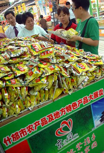 8月31日,消費(fèi)者在北京一家超市內(nèi)選購來自什邡的農(nóng)產(chǎn)品及地方特色產(chǎn)品。新華社記者公磊攝