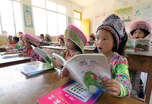 8月31日,么窩希望小學(xué)女童班的少數(shù)民族學(xué)生在教室里上課。新華社發(fā)(林斌 攝)