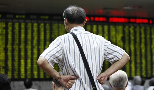 8月31日,股民在上海一家證券營業(yè)部關(guān)注股市行情。新華社記者裴鑫攝