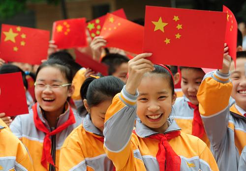 9月1日,在安徽省合肥市安慶路第三小學,學生們舞動自制的國旗,迎接新學期的到來。 當日是合肥市中小學開學第一天,不少學校把“愛國旗 愛國家”作為開學第一課,開展多種形式的愛國主義教育活動。新華社發(fā)(張洪金 攝)