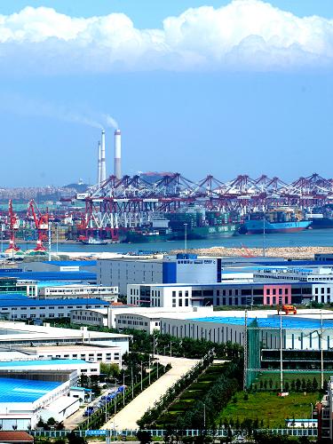 正式封關(guān)運營的青島前灣保稅港區(qū)(一期)眺望(9月1日攝)。新華社發(fā)(王偉卿 攝)