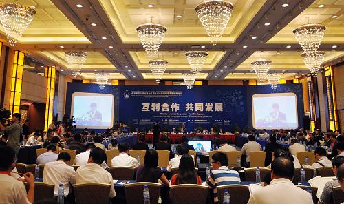 中西南亞區(qū)域經(jīng)濟(jì)合作暨上海合作組織成員國投資論壇現(xiàn)場(chǎng)(9月2日攝)。9月2日,來自上合組織各成員國、中西南亞諸國和美國、蒙古國等國家的官員、專家、學(xué)者聚會(huì)烏魯木齊,探求金融危機(jī)背景下區(qū)域經(jīng)濟(jì)合作的前景,以求進(jìn)一步拓展中西南亞地區(qū)國家多邊、雙邊合作領(lǐng)域。主題為“互利合作、共同發(fā)展”的中西南亞區(qū)域經(jīng)濟(jì)合作暨上海合作組織成員國投資論壇,以烏洽會(huì)為平臺(tái),旨在加強(qiáng)溝通、深化合作,探求金融危機(jī)背景下區(qū)域經(jīng)濟(jì)合作的前景,務(wù)實(shí)推進(jìn)上海合作組織成員國相互投資,進(jìn)一步拓展中西南亞地區(qū)國家多邊雙邊合作領(lǐng)域,創(chuàng)造互利合作共同發(fā)展的美好未來。新華社記者 趙戈 攝