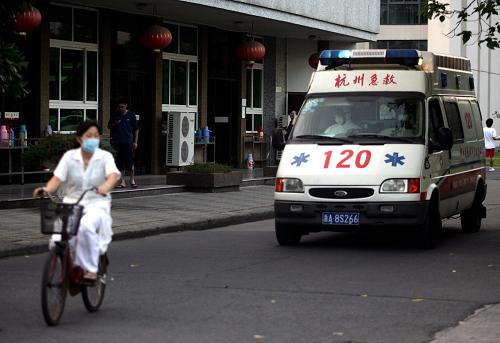 9月2日,120急救車進(jìn)入學(xué)校展開消毒工作。新華社發(fā)