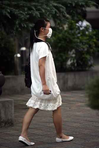 杭州師范大學(xué)錢江學(xué)院內(nèi)戴著口罩的學(xué)生。(9月2日攝)新華社發(fā)