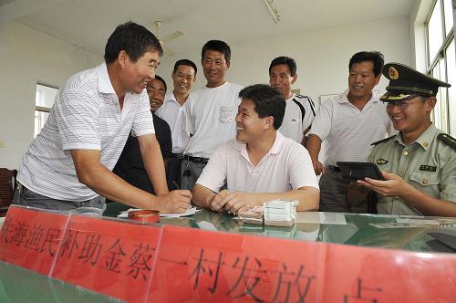 9月4日,濰坊央子邊防派出所干警利用駐村時(shí)機(jī)為村民發(fā)放補(bǔ)助金。日前,山東濰坊邊防支隊(duì)干警在充分走訪、調(diào)查的基礎(chǔ)上積極組織轄區(qū)內(nèi)失海漁民學(xué)技術(shù)、找渠道,并幫助他們尋找工作、排憂解難。濰坊北部濱海地區(qū)由于建設(shè)需要,近3400名漁船民失海登岸。目前當(dāng)?shù)卣呀?jīng)制定出完備的保障方案,幫助失海漁民順利轉(zhuǎn)入陸地生產(chǎn)。新華社記者 朱崢 攝