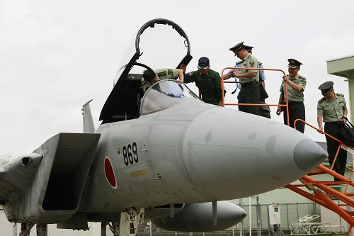 9月4日,在日本東京北部的百里基地,中國人民解放軍中青年軍官研修團成員在日本自衛(wèi)隊士兵的陪同下參觀F-15戰(zhàn)斗機。新華社記者任正來攝
