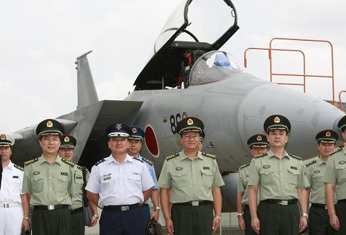 9月4日,在日本東京北部的百里基地,日本航空自衛(wèi)隊第七航空團兼百里基地司令荒木淳一少將(前左二)陪同到訪的中國人民解放軍中青年軍官研修團團長、中國國防部外事辦公室政治部主任呂讓全大校(前左三)一行在F-15戰(zhàn)斗機前合影。新華社記者任正來攝