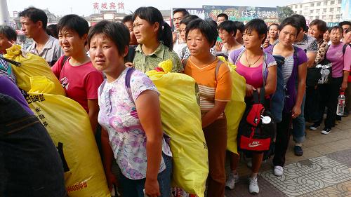 9月4日,眾多農(nóng)民工在開封火車站廣場排起長隊(duì),準(zhǔn)備進(jìn)站搭乘“棉農(nóng)專列”赴新疆摘棉。當(dāng)日,來自開封周邊的3000多名農(nóng)民工乘坐第三趟“棉農(nóng)專列”赴新疆摘棉。據(jù)悉,河南省今年將有10多萬農(nóng)民工赴新疆摘棉。新華社發(fā)(李俊生 攝)