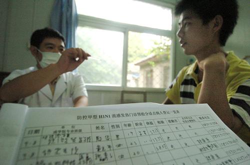 9月8日,安徽農(nóng)業(yè)大學(xué)校醫(yī)院發(fā)熱預(yù)檢門診內(nèi),校醫(yī)(左)正在給一位前來(lái)就診的發(fā)熱同學(xué)測(cè)量體溫。近日,隨著各個(gè)高校陸續(xù)開學(xué),大學(xué)校園的甲型H1N1流感的防控成為各高校的重要任務(wù)。安徽農(nóng)業(yè)大學(xué)為每個(gè)學(xué)生宿舍配備一個(gè)體溫計(jì)、發(fā)放甲型HINI流感的相關(guān)預(yù)防知識(shí)宣傳單,并在校醫(yī)院內(nèi)設(shè)立發(fā)熱預(yù)檢門診。讓在校的每一位大學(xué)生都能夠充分了解、認(rèn)識(shí)甲型H1N1流感,并在出現(xiàn)發(fā)熱情況下能夠及時(shí)就醫(yī)診斷。新華社發(fā)(郭晨 攝)