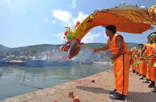 9月13日,浙江舟山市嵊泗縣黃龍鄉(xiāng)漁民在停滿漁船的南港碼頭舞龍,龍頭向海面三點頭祈福。當日,嵊泗縣黃龍鄉(xiāng)舉辦漁民開捕節(jié),漁民舞龍向大海祈福,企盼豐收。9月16日中午12時,東海伏季休漁期將結(jié)束,舟山漁船將出海捕魚。新華社發(fā)(吳琳紅 攝)