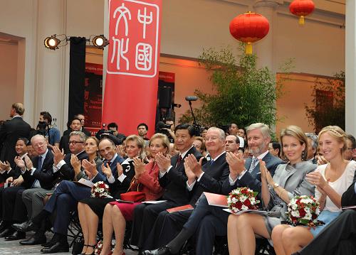 10月8日,正在比利時(shí)進(jìn)行正式訪問的中國國家副主席習(xí)近平在布魯塞爾與比利時(shí)國王阿爾貝二世共同出席“歐羅巴利亞—中國藝術(shù)節(jié)”開幕式。新華社記者饒愛民攝