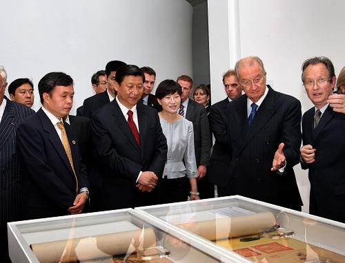 10月8日,正在比利時(shí)進(jìn)行正式訪問的中國國家副主席習(xí)近平在布魯塞爾與比利時(shí)國王阿爾貝二世共同出席“歐羅巴利亞—中國藝術(shù)節(jié)”開幕式。這是開幕式后,習(xí)近平與阿爾貝二世共同參觀展覽。新華社記者蘭紅光攝