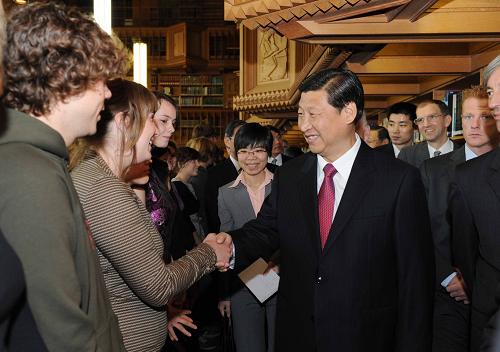 10月8日,正在比利時(shí)進(jìn)行正式訪問的中國國家副主席習(xí)近平訪問魯汶大學(xué)。這是習(xí)近平與魯汶大學(xué)學(xué)生親切握手。新華社記者饒愛民攝