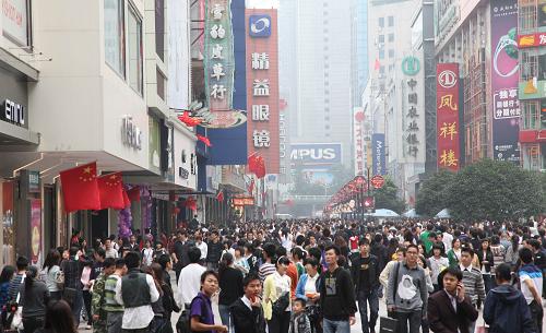 10月8日,四川成都購物休閑商圈春熙路步行街人流如潮。 “十一”長假期間,一度低迷徘徊的居民消費(fèi)被“激活”,多個(gè)行業(yè)消費(fèi)額出現(xiàn)大幅躍增。許多城市的商業(yè)街購物場面火爆,旅游景點(diǎn)接待游人數(shù)量同比成倍增長,國內(nèi)再現(xiàn)節(jié)日消費(fèi)“井噴”景象,讓人切實(shí)感受到中國經(jīng)濟(jì)的回暖。據(jù)了解,10月7日,北京天安門城樓接待游人同比增長353.3%,九寨溝接待游客同比增長347.61%。10月1日至8日,全國實(shí)現(xiàn)消費(fèi)品零售額約5700億元,日均零售額比去年“十一”黃金周增長18%左右。 新華社發(fā)(姚永亮 攝)