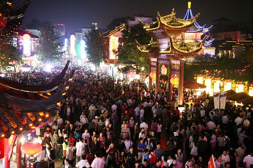 南京夫子廟游人如織(10月3日攝)。“十一”黃金周期間,南京市共接待游客402萬人次,較上年同期增長13.56%。新華社發(fā)(王新 攝)