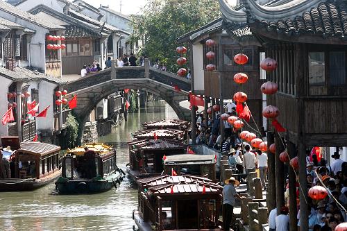 仿古游船載著游客在蘇州古山塘河上游弋(10月4日攝)。新華社發(fā)(杭興微 攝)