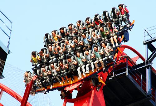 游客在上海松江佘山歡樂谷體驗驚險刺激的游藝項目(10月4日攝)。 新華社發(fā)(徐正魁 攝)