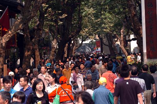 10月8日,杭州新開街的中山路南宋御街上人山人海。