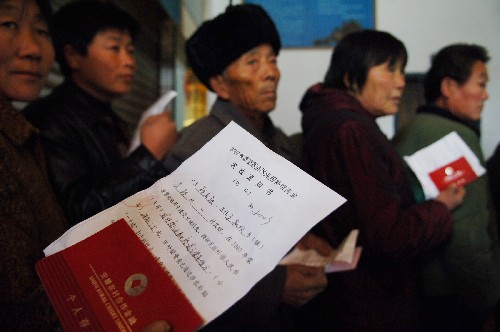 12月5日,安徽省阜南縣王家壩鎮(zhèn)幾位農(nóng)民在儲(chǔ)蓄所等待領(lǐng)取補(bǔ)償款。 當(dāng)日,安徽省淮河流域行蓄洪區(qū)補(bǔ)償款開(kāi)始發(fā)放。今夏首先開(kāi)閘蓄洪的阜南縣蒙洼行蓄洪區(qū)受災(zāi)群眾首先拿到了補(bǔ)償資金。據(jù)了解,根據(jù)最高限補(bǔ)償原則,國(guó)家對(duì)今夏已啟用的蓄滯洪區(qū)受淹地區(qū),農(nóng)作物實(shí)行畝均定值補(bǔ)償。補(bǔ)償金發(fā)放工作將于12月15日全部完成,總共涉及資金3.57億元。在2007年7月淮河特大洪水中,安徽省先后啟用9個(gè)行蓄洪區(qū),淹沒(méi)耕地50余萬(wàn)畝,轉(zhuǎn)移人口上萬(wàn)人,蓄滯洪水近15億立方米,有效減輕了淮河干流的洪水壓力。 新華社記者 李健 攝