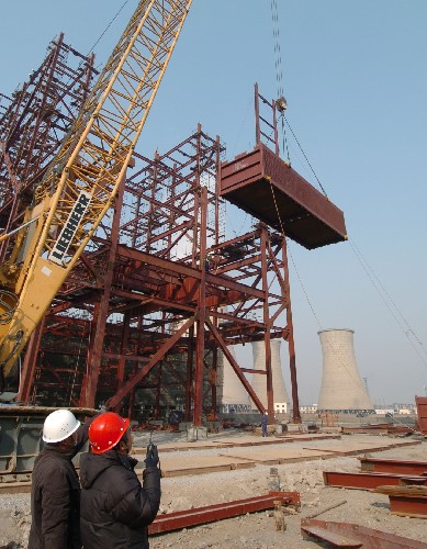 12月5日,天津乙烯工程建設(shè)者在進(jìn)行配套項(xiàng)目的主廠房施工。 今年以來(lái),天津石化進(jìn)一步加快100萬(wàn)噸乙烯工程及配套項(xiàng)目建設(shè)步伐,目前工程配套項(xiàng)目的道路、網(wǎng)管、熱電工程等土建施工已全面展開。 新華社記者劉海峰攝