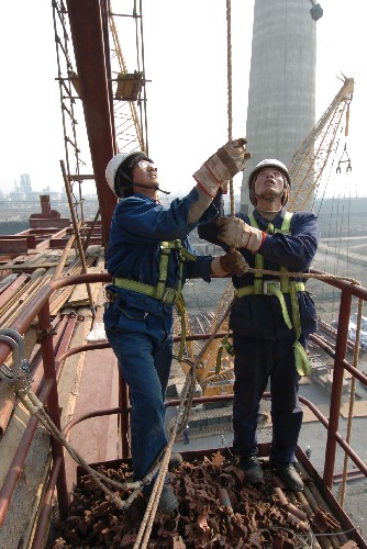 12月5日,乙烯工程建設(shè)者在進(jìn)行配套項(xiàng)目的熱電廠房施工。 新華社記者 劉海峰 攝