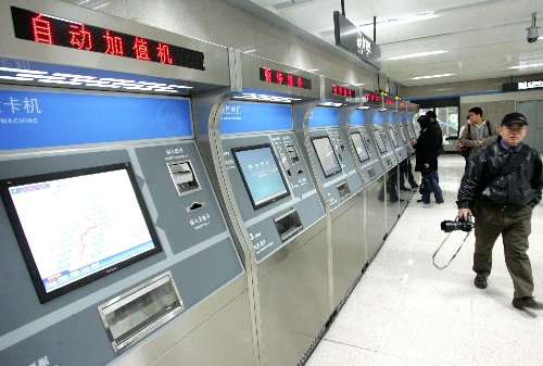這是上海軌道交通8號線黃興路站的自助加值機(12月24日攝)。 新華社記者 裴鑫 攝