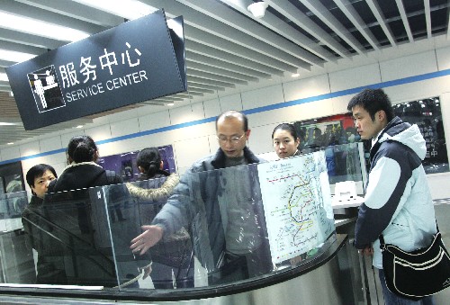 12月24日,幾位市民在上海軌道交通8號線人民廣場站內(nèi)參觀。 新華社記者 裴鑫 攝