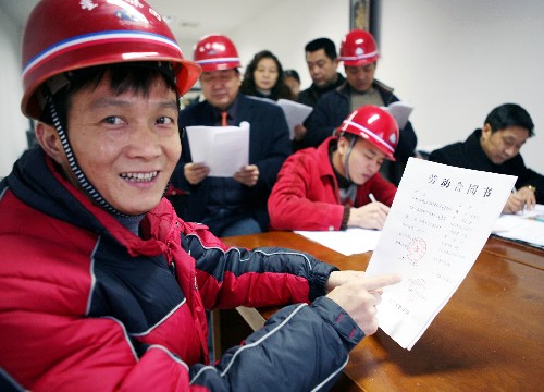 12月25日,農(nóng)民工與用工單位簽訂勞動合同書。當日,四川華鎣星星建設(shè)集團按照2008年1月1日正式實施的《勞動合同法》有關(guān)規(guī)定,與在集團務工的1300多名農(nóng)民工分別簽訂了勞動合同書。據(jù)悉,截至當日,華鎣市已有2.8萬名農(nóng)民工按照《勞動合同法》的規(guī)定與用工單位正式簽訂了2008年度的勞動用工合同。 新華社發(fā)(邱海鷹 攝)