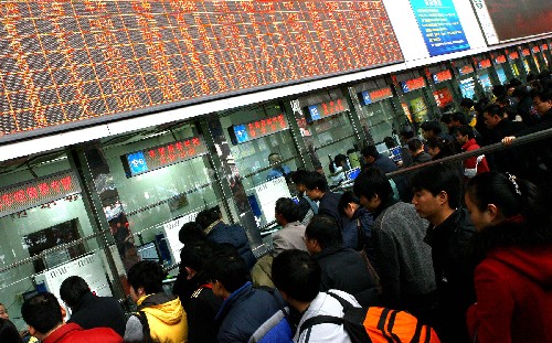 1月6日,旅客在上?;疖囌臼燮贝髲d排隊(duì)購(gòu)票。上海市建設(shè)交通委近日發(fā)布信息,為迎接2008年春運(yùn)高峰的到來(lái),在全市增設(shè)65個(gè)火車票代售點(diǎn),全上海市共開設(shè)400個(gè)售票窗口,比2007年增加80個(gè),火車票聯(lián)網(wǎng)銷售,明確“一窗有票、窗窗有票”。據(jù)悉,2008年春運(yùn)期間,鐵路上海地區(qū)春運(yùn)發(fā)送客流預(yù)計(jì)將達(dá)573萬(wàn)人次,同比增長(zhǎng)5%。 新華社記者 陳飛 攝