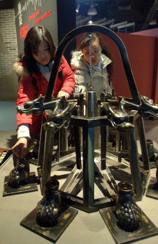 1月16日,在河北省科技館防震減災(zāi)展區(qū),觀眾正在操作地動(dòng)儀。 新華社記者 鞏志宏 攝