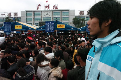 1月27日,旅客在廣州火車站等待上車。 連日來,廣州市動員各部門力量為因惡劣天氣滯留在廣州火車站的旅客提供服務(wù),廣州市將火車站附近的廣州交易會展館免費(fèi)向滯留旅客開放,并組織志愿者為旅客提供食物、開水和藥品。 新華社記者 壯錦 攝