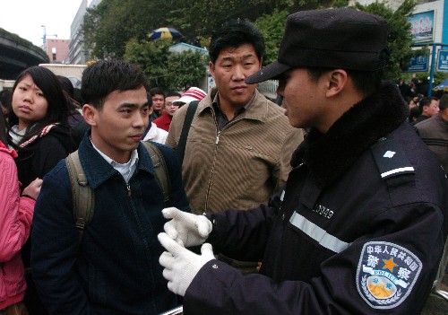 1月27日,廣州市公安民警疏導(dǎo)滯留在廣州火車站的旅客。 新華社記者 壯錦 攝