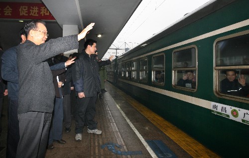 1月30日,中共中央政治局常委、國(guó)務(wù)院總理溫家寶在廣州火車站看望旅客。這是溫家寶總理在站臺(tái)上為一列發(fā)往南昌的旅客列車送行。 新華社記者 姚大偉 攝