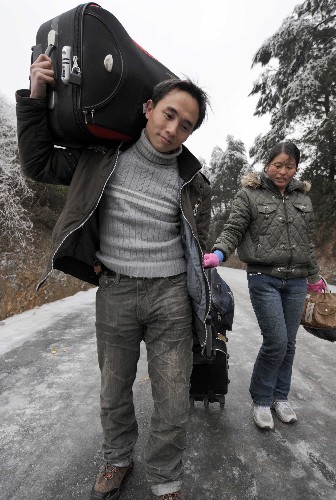 1月31日,在廣西資源縣城通往車錢鄉(xiāng)的公路上,由于班車停運(yùn),一對(duì)夫婦只能步行返鄉(xiāng)。 自1月13日以來,資源縣遭受嚴(yán)重冰雪災(zāi)害。目前,縣城通往各鄉(xiāng)鎮(zhèn)的班車全部停運(yùn),一些歸家心切的人們只能冒雪步行返鄉(xiāng)。 新華社記者 周華 攝