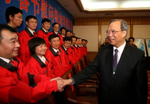 2月1日,國務(wù)院副總理曾培炎來到國家海洋局慰問我國極地考察隊員,中國南極長城站、中山站以及“雪龍”號今年首次采用了視頻通話的方式,在現(xiàn)場向領(lǐng)導(dǎo)匯報工作、向祖國人民拜年。 這是慰問活動前,曾培炎會見極地考察隊員代表。 新華社記者 龐興雷 攝