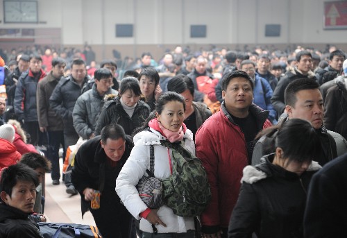 這是在候車大廳里等待上車的旅客(2月14日攝)。近日,哈爾濱火車站迎來節(jié)后返程客流高峰。從初六開始,哈爾濱火車站平均每天發(fā)送旅客6萬人左右,預計旅客高峰將持續(xù)到正月十五前后。新華社記者 王建威 攝