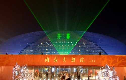 十六大以來的幾年間,廣大文化工作者積極投身和諧文化建設(shè),文化氛圍更加融洽和諧,文化創(chuàng)新更加積極活躍,文化產(chǎn)品日益豐富,服務(wù)質(zhì)量不斷提高,文化建設(shè)與政治、經(jīng)濟(jì)、社會建設(shè)協(xié)調(diào)發(fā)展,呈現(xiàn)出繁榮發(fā)展的新局面。 這是2007年12月22日,國家大劇院開幕,國際演出季正式拉開帷幕。 新華社發(fā)