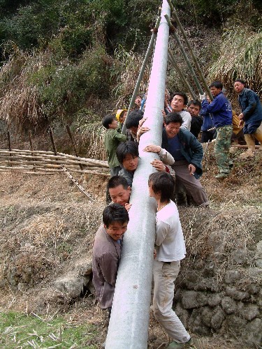 2月24日,江西省樂(lè)安縣的返鄉(xiāng)農(nóng)民工協(xié)同電力職工搶修線路。 新華社發(fā)(鄒春林 攝)