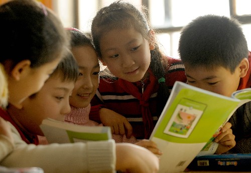 2月26日,烏魯木齊市第二十七小學(xué)四年級(jí)的學(xué)生在用循環(huán)使用的教科書學(xué)習(xí)。從2008年春季開(kāi)始,新疆將建立部分教科書的循環(huán)使用制度。全區(qū)農(nóng)村和縣鎮(zhèn)義務(wù)教育階段學(xué)生部分課本將實(shí)現(xiàn)循環(huán)使用,以培養(yǎng)孩子們的環(huán)保和節(jié)約意識(shí)。 新華社記者 趙戈 攝