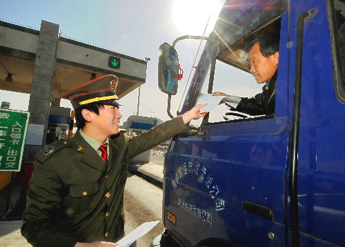 2月27日,遼寧省高速公路管理局沈陽(yáng)管理處北李官收費(fèi)站工作人員李東城(左)在給一位司機(jī)發(fā)放關(guān)于“綠色通道”車(chē)輛免收通行費(fèi)的宣傳材料。 根據(jù)遼寧省高速公路管理局最新發(fā)布的公告,從2月29日零時(shí)起至4月1日零時(shí)止(以收費(fèi)車(chē)道出口時(shí)間為準(zhǔn)),對(duì)在沈山、沈陽(yáng)北環(huán)和沈四高速公路國(guó)家級(jí)“綠色通道”上行駛的整車(chē)合法裝載的鮮活農(nóng)產(chǎn)品運(yùn)輸車(chē)輛,繼續(xù)免收車(chē)輛通行費(fèi)。 新華社記者 謝環(huán)馳 攝