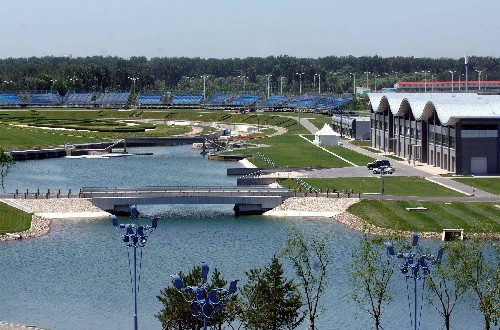 環(huán)境優(yōu)美的順義奧林匹克水上公園(2007年7月19日攝)。位于北京市順義區(qū)的奧林匹克水上公園是北京奧運會最具特色的新建場館之一。它是北京奧運會賽艇、皮劃艇、激流回旋、馬拉松游泳以及殘奧會賽艇比賽場地。它將激流回旋場地和靜水場地有機地結(jié)合起來,是目前全球惟一一個集動水、靜水于一體的國際級水上運動比賽場館。 新華社發(fā)