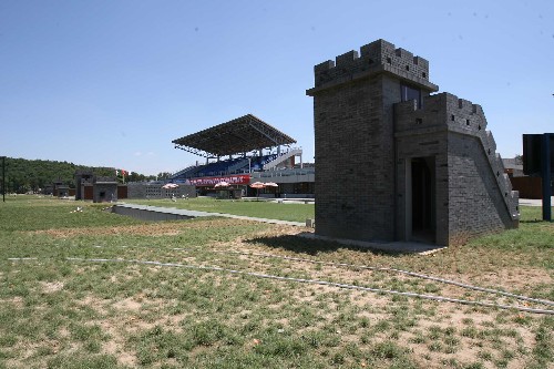北京射擊場飛碟靶場內(nèi)的“烽火臺(tái)”造型靶房(攝于2007年8月13日)。北京射擊場飛碟靶場是北京奧運(yùn)會(huì)改擴(kuò)建場館。飛碟靶場中最引人注目的是12座長城烽火臺(tái)造型的靶房,這些靶房用灰磚砌筑而成,是飛碟靶場的設(shè)計(jì)亮點(diǎn)。 新華社發(fā)